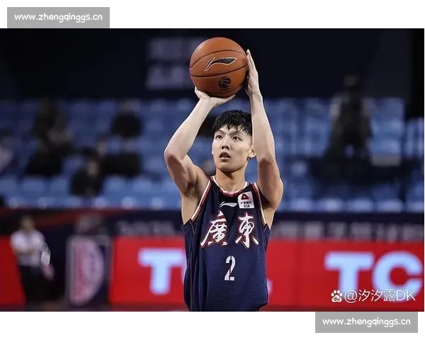 徐杰精彩表现助力球队逆袭赛场 展现出色技术与拼搏精神